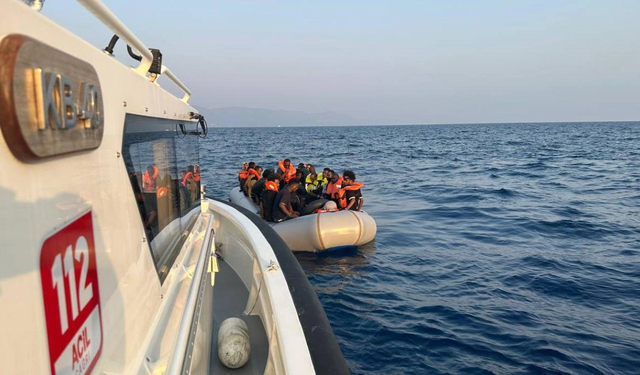 İzmir açıklarında 20 kaçak göçmen yakalandı