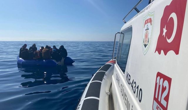 İzmir açıklarında 38 düzensiz göçmen kurtarıldı, 107 göçmen yakalandı