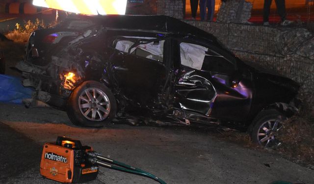 İzmir'de iki otomobil çarpıştı: 2 ölü, 2 yaralı