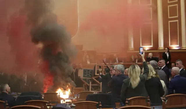 Muhalif milletvekilleri yangın çıkardı