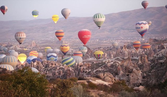 550 bin turist balonla uçtu
