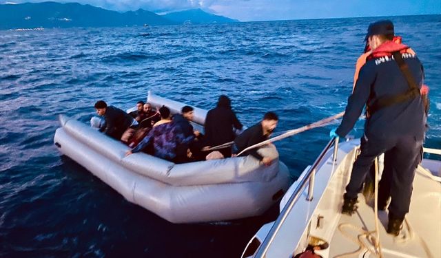 İzmir açıklarında 59 kaçak göçmen kurtarıldı