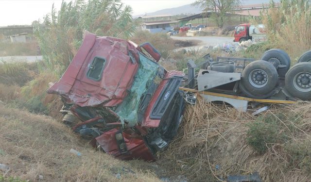 Ödemiş’te devrilen kamyonun sürücüsü yaralandı