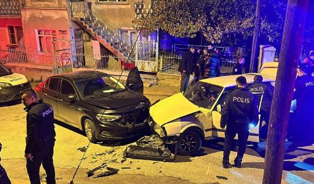 Ehliyetsiz suç makinası, Kütahya'da polise çarptı!