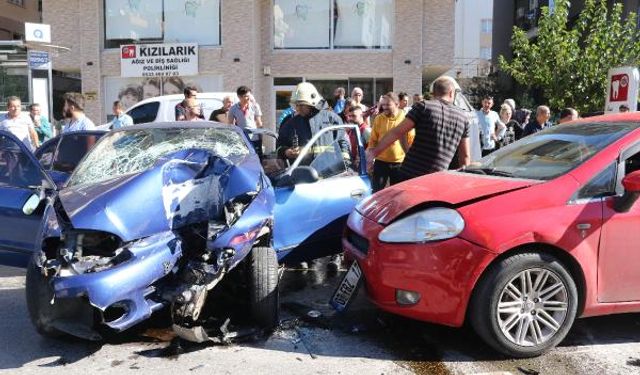 Sınav dönüşü kaza; sürücü sıkıştı; 1'i bebek 5 çocuk yaralı