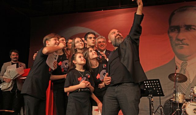 Güzelbahçe'de gençler Atatürk için şarkılar söyledi!