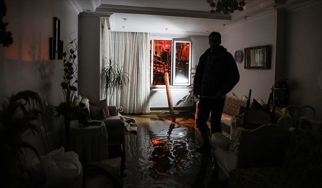İzmir'de dere taştı, evleri su bastı