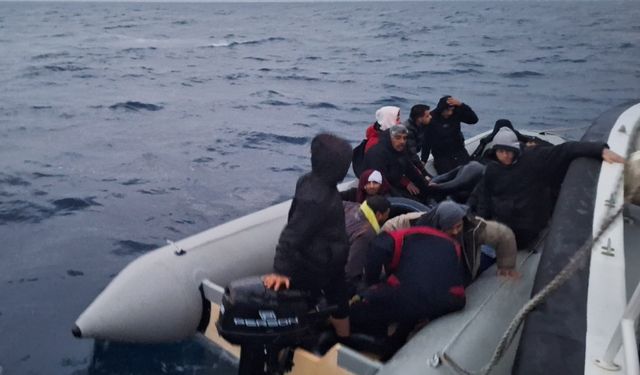 İzmir açıklarında 18 kaçak göçmen kurtarıldı