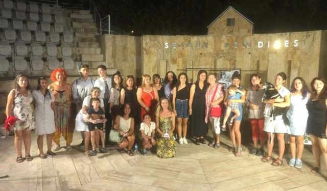 Depremzede kadınlar tiyatro sahnesinde