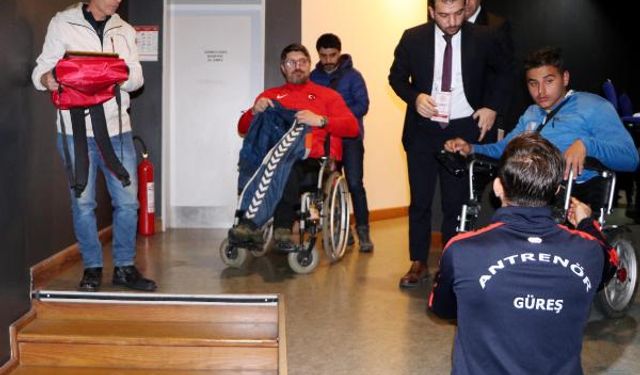Engelli şampiyonlara ödül töreninde merdiven engeli