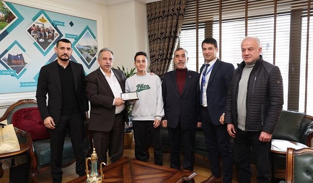 Kayserili şampiyon boksör Levent Arıkan başkanla buluştu