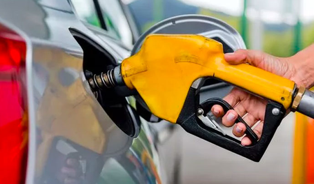 Akaryakıtta çifte indirim: Benzin ve motorinde tabela değişiyor