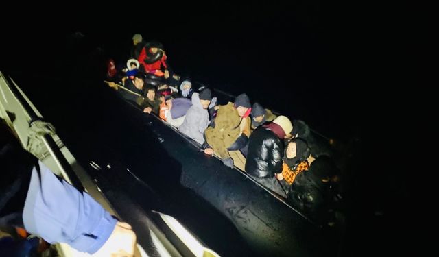 İzmir açıklarında 54 kaçak göçmen yakalandı