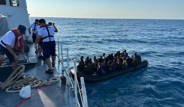 İzmir açıklarında 125 kaçak göçmen yakalandı