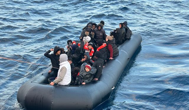 İzmir açıklarında 159 düzensiz göçmen kurtarıldı