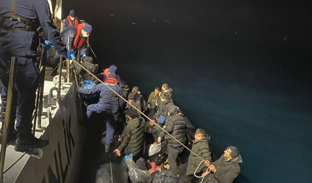 Çeşme açıklarındaki adada mahsur kalan 24 düzensiz göçmen kurtarıldı