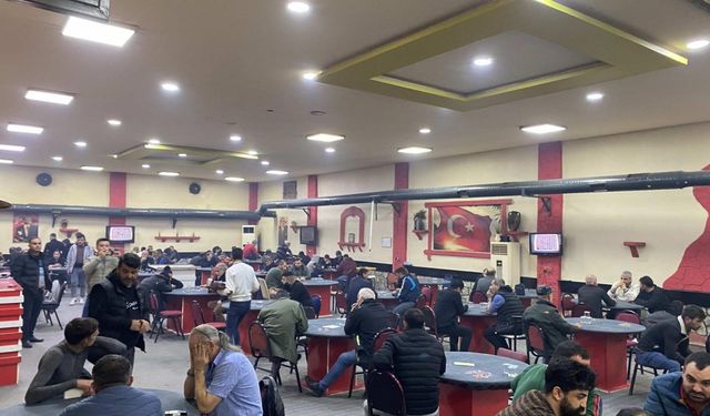 İzmir'de kumar oynayan 83 kişiye para cezası