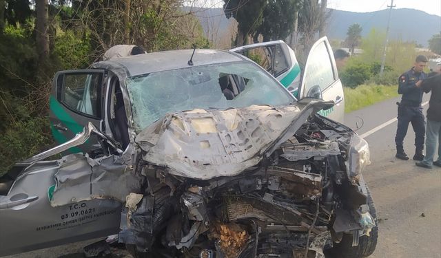 Kaza yapan araçtaki üç kişi yaralandı