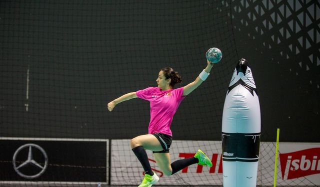 A Milli Kadın Hentbol Takımı, Karadağ ve Sırbistan maçlarının hazırlıklarına başladı