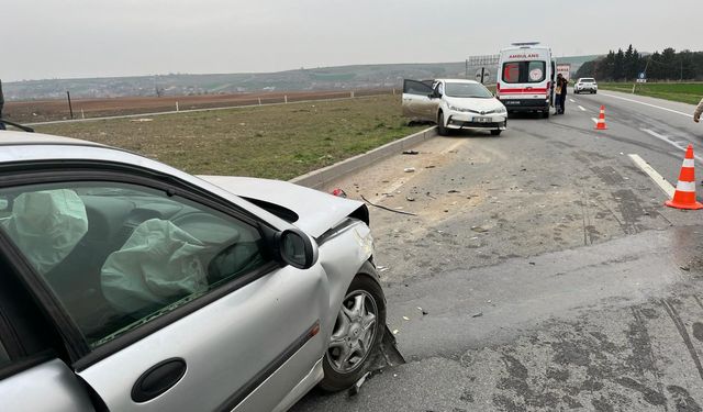 Edirne'de iki otomobil çarpıştı: 1'i çocuk 5 yaralı