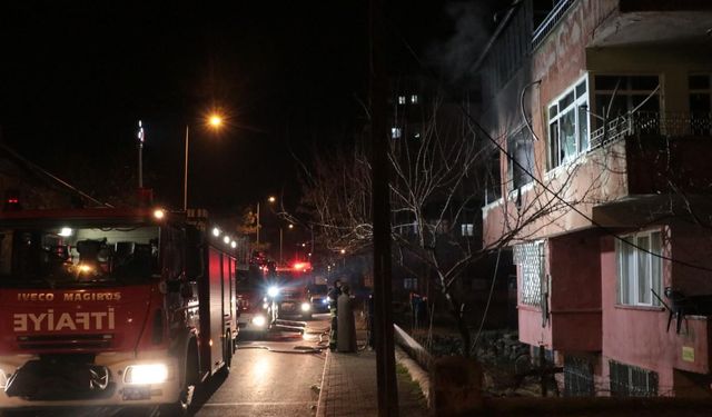 Kayseri'de 3 katlı binada yangın: 1 kişi dumandan etkilendi