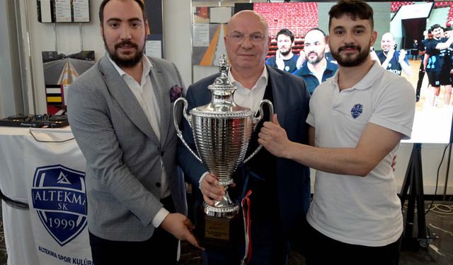 Altekma'nın şampiyonluk kupası Başkan Durmuş'ta