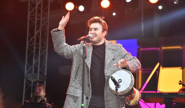 Mustafa Ceceli Kemalpaşa'da konser verdi