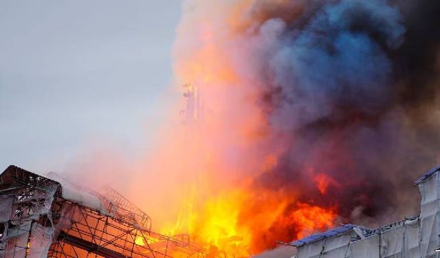 Danimarka'nın tarihi borsa binası yangında yok olma tehlikesi altında!