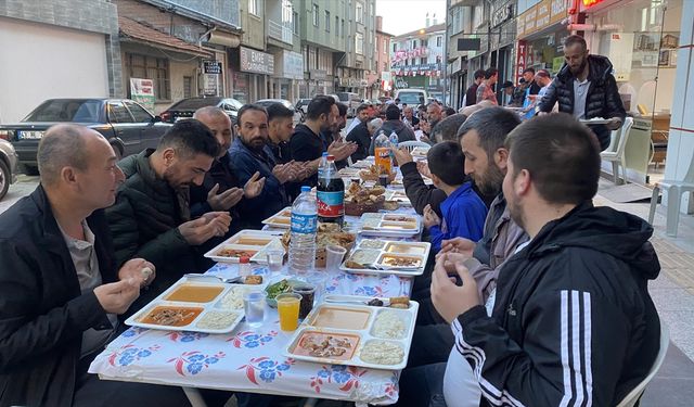 Çorum'da esnaf 5 yıldır caddede kurulan iftar sofrasında buluşuyor