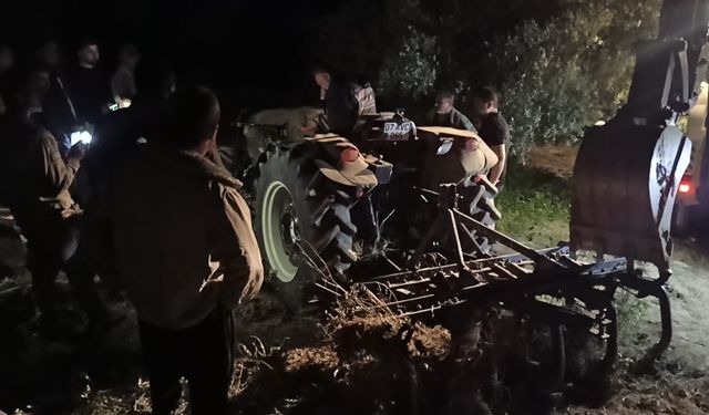 Zeytin bahçesini sürerken dereye devrilen traktörün altında kalarak öldü