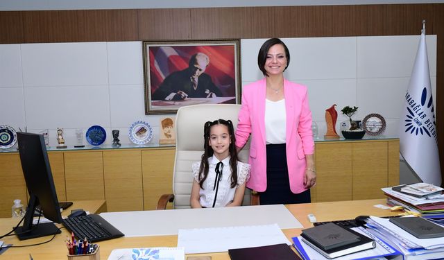 Başkan Kınay koltuğunu çocuklara devretti
