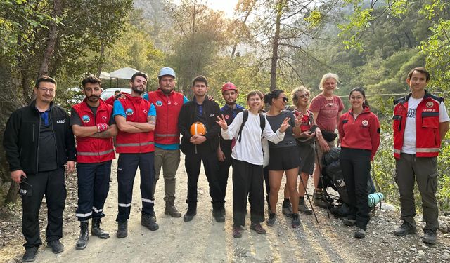 Orman yangınında mahsur kalan dört turist kurtarıldı
