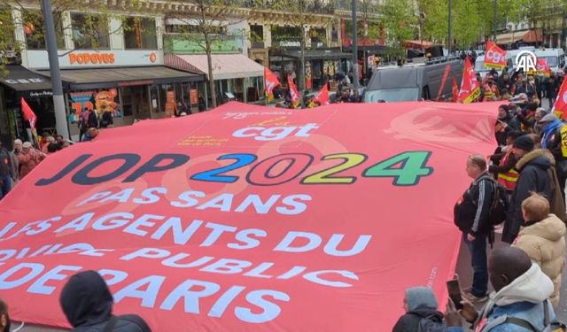 Paris Olimpiyatları'nda belediye çalışanları ek ücret talebiyle gösteri düzenledi
