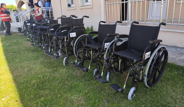 Kızılay’dan engelli çocuklara tekerlekli sandalye