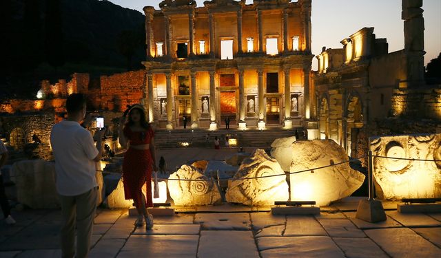 Efes artık gece de gezilebiliyor