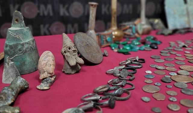Antika kılıçlar tabancalar heykeller! İzmir'de 3 bin 380 tarihi eser ele geçirildi