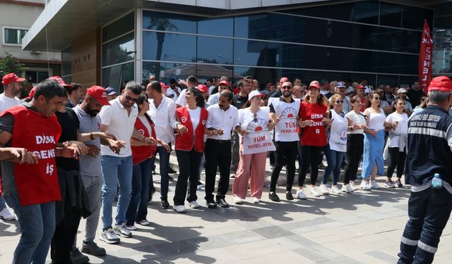 Bayraklı'da maaşlarını eksik alan belediye çalışanları eylemlerini sürdürüyor