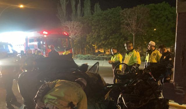 Ankara’da otomobil park halindeki kamyona çarptı: 1 ölü