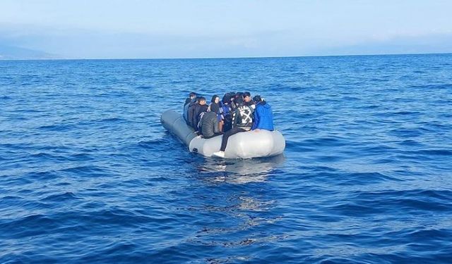 Motoru arızalanan bottaki kaçak göçmenler kurtarıldı