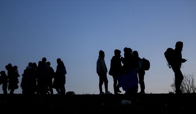 İzmir'de 18 kaçak göçmen kurtarıldı, 30 kaçak göçmen yakalandı