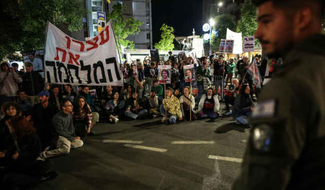 İsrailliler yine sokaklarda: Hükümetin ateşkese imzasını bekliyor