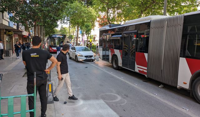 İzmir'de kaza tramvay seferlerini durdurdu