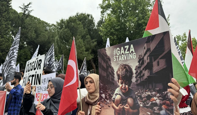 İzmir'de üniversite öğrencileri, İsrail'i protesto etti