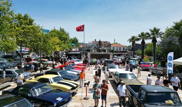 Urla'da yüzleri güldüren klasik otomobil şenliği