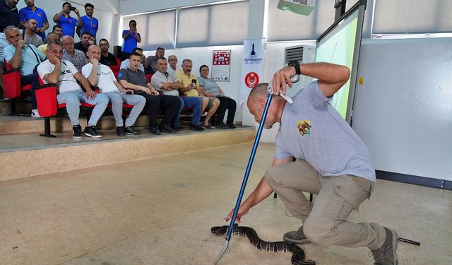 İzmir İtfaiyesi personeli yılan yakalama eğitimi aldı