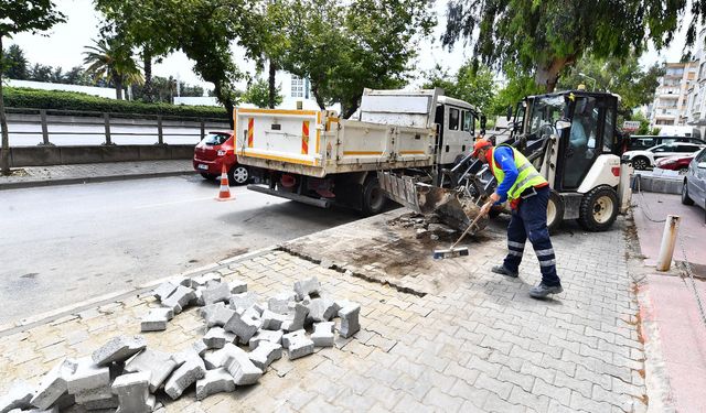 İzmir'de kaldırımlar yenileniyor