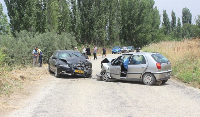 Otomobiller çarpıştı, evli çift öldü