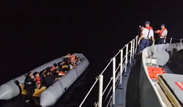 İzmir açıklarında 23 kaçak göçmen yakalandı