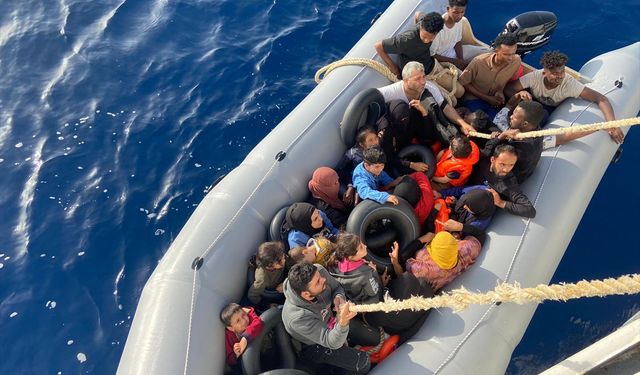 İzmir açıklarında 36 kaçak göçmen yakalandı