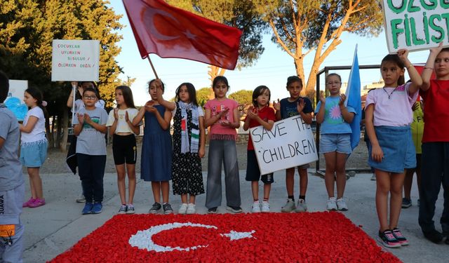 İzmir'de öğrenciler boyadıkları 16 bin taştan Türk ve Filistin bayrakları yaptı